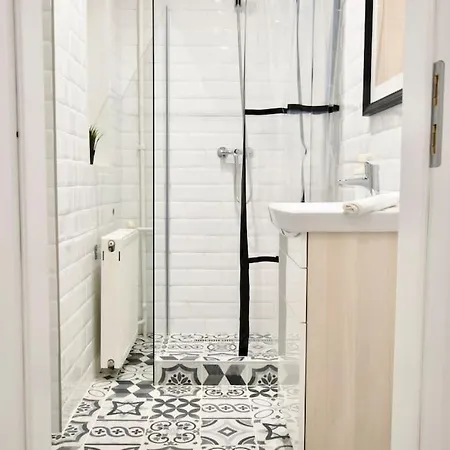 By Hi- In Downtown Apartment *