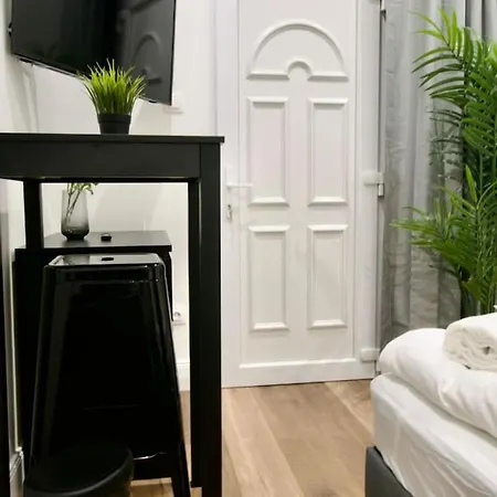 By Hi- In Downtown Apartment