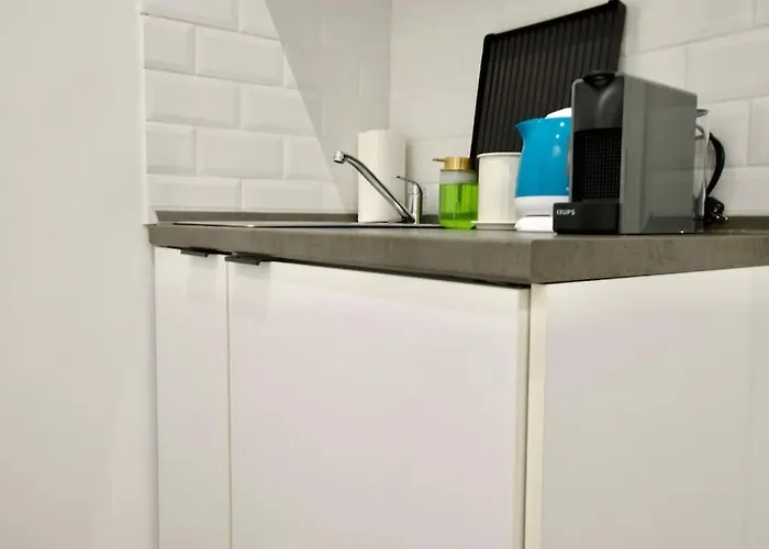 By Hi- In Downtown * Budapesta